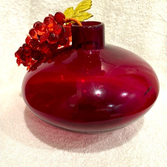 Other - Elegant burgundy/red Bulb Glass Vase with red berry accent